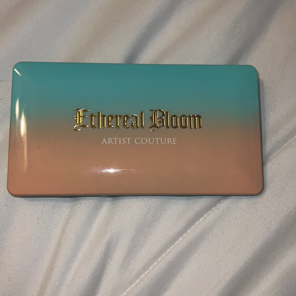 never used eyeshadow palette by ARTIST COUTURE